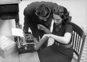 Una secretaria en una oficina del gobierno, años 1940.